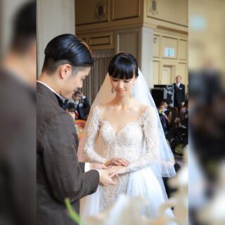 🕊指輪の交換🕊<br>.<br>指輪の交換、婚約指輪はどうするのかずっと疑問だった🤔プランナーさんに聞いたら「予め付けて入場される方が多いですよ！」とのこと💡結構驚いた(ﾟωﾟ)旦那さんにもらった大好きな婚約指輪だし、絶対つけて披露宴したいよね💍<br>.<br>.<br>#第14期ウェディングソムリエアンバサダー <br>#リーガ東京ウエディング <br>#リーガロイヤルホテル東京