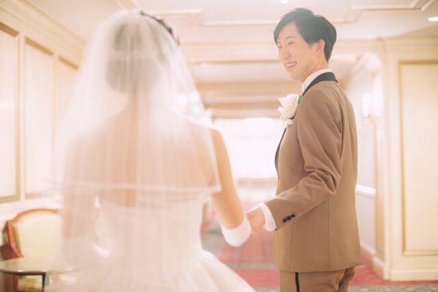 挙式前の撮影<br><br>緊張と、みんなに会える楽しみが入り混じった時間<br>ドキドキドキドキ、、、<br><br>ウエディングドレスは一目惚れしたbarbieさんの🌞<br><br>かしこまったポーズだと緊張しちゃう私たちだけど、流石ごーくん、めちゃ自然体なところを残してくださっている、、、しぇしぇ、、、<br><br>#エスコート頑張るやまおくん #ウエディングドレス #リーガロイヤルホテル東京 #リーガ東京ウエディング #結婚式の一日 #weddingday