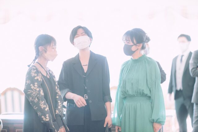挙式前の皆<br><br>大切な人たち同士が楽しそうに話してる様子が<br>とっても嬉しくて<br>写真を見返して幸せな気持ちになりました😌<br><br>go_akashi 私たちが見たかった風景を残しててくれてありがとう💐<br><br>#リーガ東京ウエディング #結婚式の一日 #weddingday