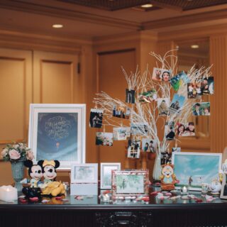 受付<br><br>Thanks for<br>asa_0922 🧡<br>k_a_o_r 🧡<br>いい笑顔☺️<br><br>ウェルカムツリーを作りたくて、近くの花屋さんのおじさまに頼んで、白い枝を切ってもらって生けました😌笑<br>額縁はお祝いでいただいたものたち。<br><br>一人ひとりにお手紙を書く時に、<br>それぞれとの思い出が沢山溢れてきて、<br>改めてどれだけ人のお世話になってきたのか、<br>心に沁みました。<br>お手紙書くの好きだから楽しかった☺️<br><br>コロナ禍なのでお席はこれでもかというほど<br>ﾃﾞｨｽﾀｱｧｧｧｧｧﾝｽ‼︎‼︎&ﾊﾟｰﾃｰｼｮｫｫｫｫﾝ‼︎‼︎笑<br><br>#weddingday #リーガ東京ウエディング #結婚式の1日