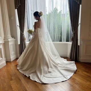 2024.7.1<br><br>無事に小さな小さな結婚式を結んできました🫰<br>いろんな努力が身を結んでしっかり形になったし<br>ゲストも楽しんでくださったみたいで<br>ここまでほーーーんとにいろいろあったけど<br>なんなら中止の危機にも瀕したけど笑<br>諦めずに頑張ってよかった🥲<br><br>初めはめんどくさそうだった夫氏も<br>「やってよかった。楽しかった！」と言って<br>装花のお花を一つ一つ押し花にしていて可愛い🩷笑<br><br>スタッフの皆さんも<br>神経質な私たちの望みを全て叶えてくださって<br>本当にありがたかった✨<br><br>会場のホテルの宿泊がプランについていて<br>お開き後にお部屋に入ったら<br>テーブルに会場装花と同じお花と<br>お祝いの言葉の書かれたカード<br>冷蔵庫にはフルーツが入っていて<br>最後まで心遣いに感嘆した1日でした🥺💓<br><br>当日は雨だったけど、お開き後に少し雨が止んで<br>テラスやお庭でも少し撮影できてよかった！！<br>スナップ写真届くのが待ち遠しい🫧<br><br>翌日はめっちゃ晴れてて笑ったけど<br>雨降って地固まるってことかな🥹笑<br><br>背中痩せもどうにか上手くいって<br>なんとか肩甲骨出てくれてよかった！！！<br>巻き肩は治ってないかもだけど😂<br>内容は体験エステ×2箇所と<br>YouTube動画見ながら上半身メインの運動💃🏻<br><br>私も夫氏も若干バーンアウト気味ですが<br>徐々に日常に戻っていきたいと思います。<br>落ち着いたらお譲りも少し出そうかな。<br>写真届いたらまた載せます💖<br><br>本当に楽しかった！！！<br>関係してくださった皆様ありがとうございました！！！<br><br>#リーガ東京ウエディング #リーガロイヤルホテル東京 #日比谷花壇ウエディング #資生堂美容室 #佐藤写真 #takamibridal #トキハナ #家族婚 #卒花しました