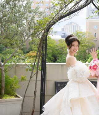 .<br><br>⁡今更気づいたけど<br>そもそも結婚しました！っていう投稿をしてなかった🤫笑<br>今年の春に入籍しました💍<br>⁡<br>⁡<br>テラスでの写真🍀<br>早稲田の大隈講堂をバックに撮れたの嬉しい🫶 (私は所キャンだったけど！笑)<br><br>セレストのベールなしの写真もお気に入り✨<br>付け替えたイヤリングが良くて🥹<br><br>WD小物については次の投稿でまとめて載せます☺︎︎<br><br>⁡<br>.<br>#mydress #mydressis #マイドレス #マイドレスイズ #thehanyセレスト #THEHANY #ザハニー #ハニ嫁 #thehany_weddingdress #weddingdress #ウェディングドレス #オフショルダードレス #キラキラドレス #ドレス選び #リーガロイヤルホテル東京 #リーガロイヤルホテル #リーガ東京ウエディング #リーガ婚 #ウェディングフォト #フォトウェディング #前撮り #前撮りレポ #ホテルウェディング #プレ花嫁 #卒花 #dressy花嫁 #プラコレ #ウェディングニュース #weddingnews #2024秋婚