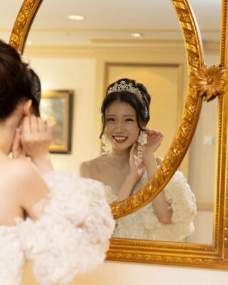 .<br>⁡<br>WD小物について<br><br>⁡<br>ベールなしの時のイヤリングは<br><br>💎 jasmine__accessory <br>🤍 Céline<br>⁡<br>大ぶりの白いお花のイヤリングを合わせたくて、かなり探しました💡<br>Célineはビジューとお花の組み合わせがエレガントかつ可愛くて💖<br>セレストにもぴったりでお気に入り😊<br>⁡<br><br>WDのブーケは milfelice_wedding さんに作っていただきました🙌<br>お花の色味とオーガンジーのふわふわ感が好み💐✨<br>ボリュームもちょうど良い感じ◎<br>⁡<br><br>お花モチーフのティアラと、お揃いのお花のイヤリング(ベールありの時の)はTHE HANYさんのものです🌼 かわいい♡<br>⁡<br><br>WD投稿はこれで終わり！次はカラードレスの予定…♡<br>⁡<br>⁡<br>.<br>#ウェディング小物 #ウェディングアクセサリー #ウェディングブーケ #オーダーブーケ #thehanyセレスト #THEHANY #ザハニー #ハニ嫁 #thehany_weddingdress #weddingdress #ウェディングドレス #オフショルダードレス #キラキラドレス #ドレス選び #リーガロイヤルホテル東京 #リーガロイヤルホテル #リーガ東京ウエディング #リーガ婚 #ウェディングフォト #フォトウェディング #前撮り #前撮りレポ #ホテルウェディング #プレ花嫁 #卒花 #dressy花嫁 #プラコレ #ウェディングニュース #weddingnews #2024秋婚