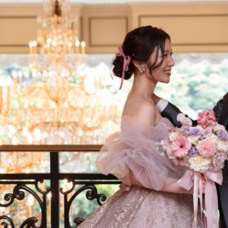 .<br>⁡<br>Color Dress🩷<br>⁡<br>スタイリングもこだわりました！<br>⁡<br><br>イヤリングは thehany_official さんのもの🌸<br>このイヤリングがどタイプすぎて、それまで色々迷ってたけど、これを見せてもらった途端すぐ決まりました😂🩷<br>⁡<br>⁡<br>ネイルは _maco_n26 さんにお願いしました❣️<br>インスタで見てていつも可愛いデザインだなと思ってたので<br>やっていただけて嬉しかったです✨<br>リボン+キラキラなチークネイルでドレスにぴったりでした🥰<br>⁡<br>⁡<br>髪型はツインお団子🫶<br>ベロアリボンをつけたくて、<br>ロンドンに行った時にリボン専門店のV V Rouleaux で買ってきました🎀<br>⁡ビジューも買ってきてつけてもらった🤍 プチプラだけど良い感じ！☺︎︎<br>⁡<br><br>⁡最後の1枚は銀座クチュールナオコでの最終フィッティングの時の🩵<br>このドレスにはこの髪型がいいな～！って思ってたので髪も自分でやって行きました😉<br><br>⁡<br>ウェディングフォト投稿は以上です！！見ていただきありがとうございました！！<br><br>⁡<br>⁡<br>⁡<br><br>.<br>#mydress #mydressis #マイドレス #マイドレスイズ <br>#kiyokohata #キヨコハタ #キヨコハタドレス #kh0564 #kh0564pink #kh0564ピンク #天女ドレス #colordress #カラードレス #オフショルダードレス #キラキラドレス #ドレス選び #リーガロイヤルホテル東京 #リーガロイヤルホテル #リーガ東京ウエディング #リーガ婚 #ウェディングフォト #フォトウェディング #前撮り #前撮りレポ #プレ花嫁 #卒花 #dressy花嫁 #プラコレ #ウェディングニュース #weddingnews