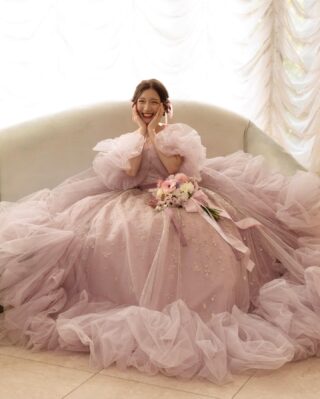 .<br><br>My Color Dress is…<br>⁡<br>‎🩷KIYOKO HATA<br>🪽KH-0564 pink<br>⁡<br>⁡<br>遅くなってしまったけどカラードレスです❣️<br>CDはキヨコハタの天女ドレスにしました☁️💓<br><br>キヨコハタのドレスは好きなのがたくさんあって😂<br>中でもこれは発表された時から、これがいい！ってなったドレス🫶<br>なのでウェディングフォトの会場予約と同時に<br>このドレスもおさえてもらいました🥹<br><br>色々試着して揺れたけど…最後まで気持ちは変わらず！<br>ふわふわきらっきらでめっちゃかわいいドレス🥰<br>ピンクのようなラベンダーのような絶妙な色味も良い♡<br>改めてこのドレスで撮影できて良かった✨<br><br>⁡<br>#kh0564 <br>⁡<br>⁡<br>⁡<br><br>.<br>#mydress #mydressis #マイドレス #マイドレスイズ <br>#kiyokohata #キヨコハタ #キヨコハタドレス #kh0564pink #kh0564ピンク #天女ドレス #colordress #カラードレス #オフショルダードレス #キラキラドレス #ドレス選び #リーガロイヤルホテル東京 #リーガロイヤルホテル #リーガ東京ウエディング #リーガ婚 #ウェディングフォト #フォトウェディング #前撮り #前撮りレポ #プレ花嫁 #卒花 #dressy花嫁 #プラコレ #ウェディングニュース #weddingnews