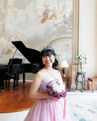 結婚式の会場は、リーガロイヤル東京さんを選びました。<br>ホテル好きかつ、可愛くてヨーロピアンでプリンセスウェディングが挙げたかった私にとってもってこいの会場でした。<br>そのため、前撮りもリーガロイヤル東京さんでお願いしました。<br>ガーデンラウンジの壁画前、セラバー、大階段と素敵な場所で撮影できて幸せでした。<br><br>撮影場所:rihgaroyalhotel_tokyo<br>rihgaroyalhotel_tokyo_wedding <br><br>#リーガ東京ウエディング #卒花嫁 #プリンセスウェディング#ドレス好き #前撮り